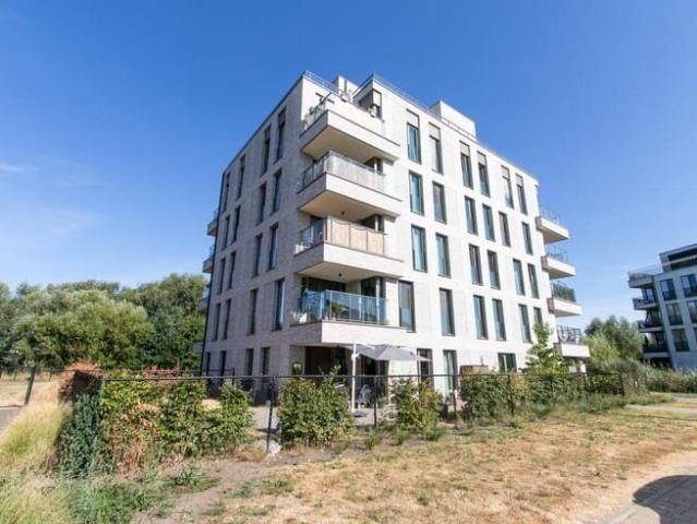 Gelijkvloers nieuwbouwappartement met tuin en autostaanplaat