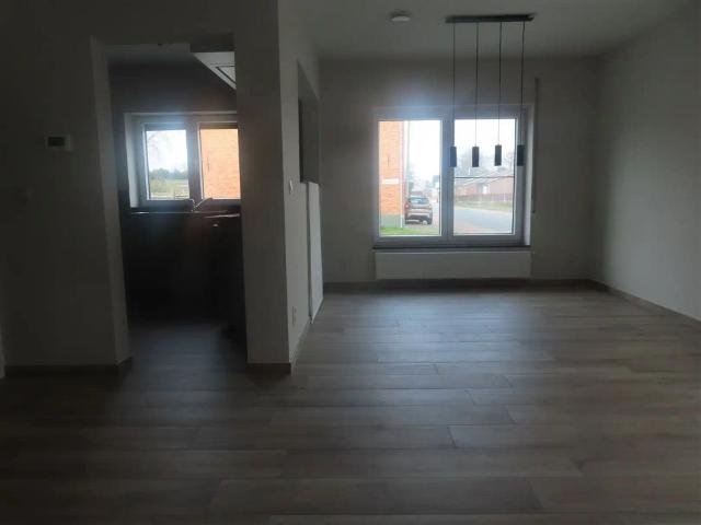 Gelijkvloers tweeslaapkamerappartement met tuin en carport!