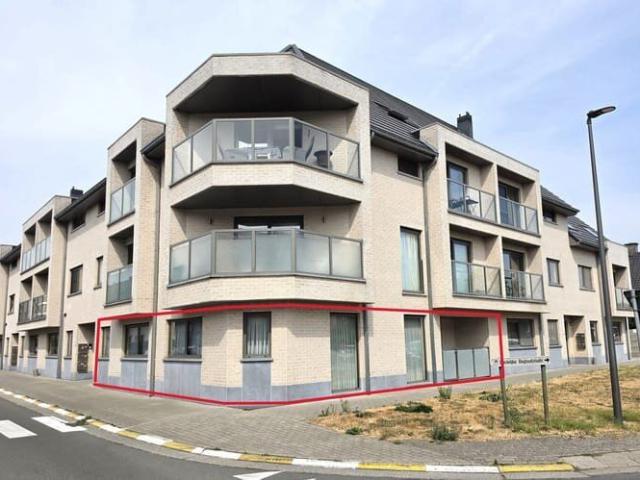 Gelijkvloersappartement met 2 slaapkamers, terras en garage