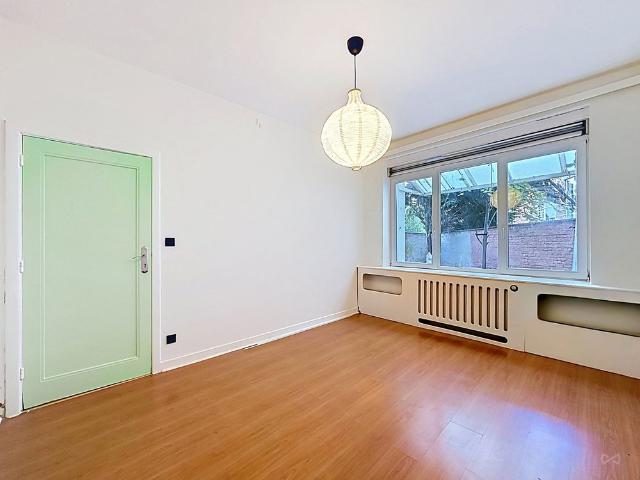 Gelijkvloerse verdieping met één slaapkamer in Bruxelles
