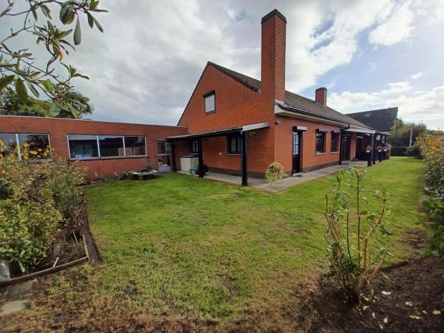 Gelijkvloerse woning met 3 kamers en mooie tuin te Astene