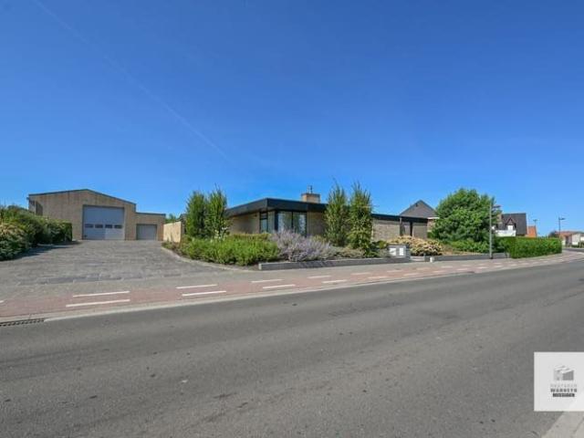Gelijkvloerse woning met loods en bureel op centrale liggin