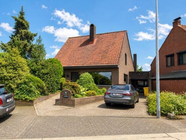 Gelijkvloerse woning open bebouwing met tuin en garage