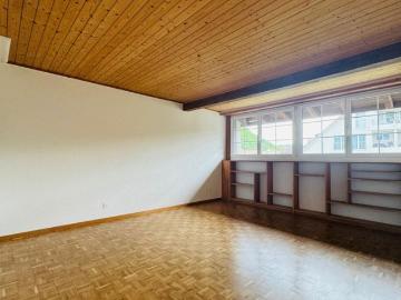 Gepfl. 5.5 Zi. Whg. im 1. OG eines gepflegten 2 FH mit Balkon, PP & Gartennutzung