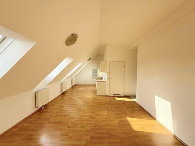 Gepflegt, durchdacht, perfekt angebunden: 2 Zimmer Dachgeschosswohnung zum Verlieben. Inklusive eingebauter Klima!