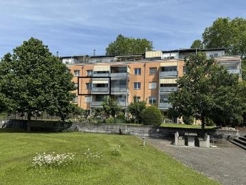 GEPFLEGT MIT BALKON UND BEGRÜNTEM INNENHOF