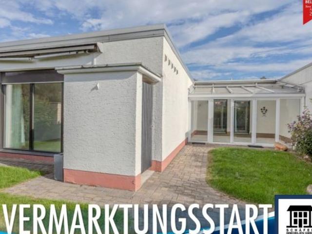 Gepflegt, modernisiert und vielseitig: Gartenhofbungalow mit Wintergarten und schönem Garten