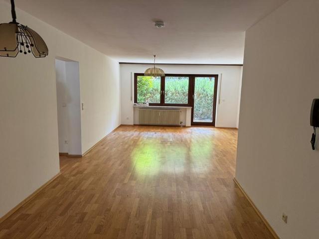 Gepflegte 3,5 Zi Erdgeschosswohnung mit Terrasse + TG Stellplatz