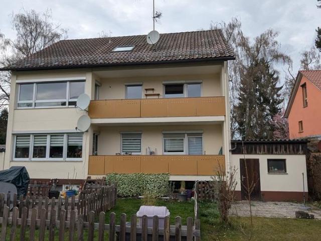 Gepflegte 3,5 Zimmer Wohnung mit Gartenanteil und Garage