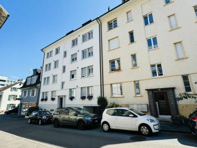 Gepflegte 3.5 Zimmerwohnung in Binningen mit Lift, 12 m² Balkon und eigenem Waschturm