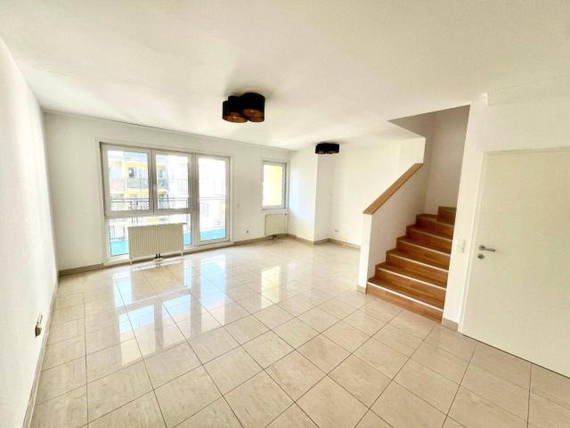Gepflegte 3 Zi Maisonette mit Loggia & Terrasse in einer verkehrsberuhigten Straße