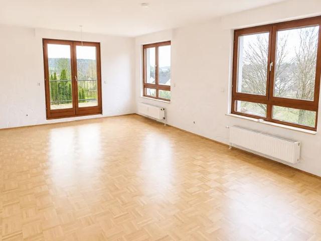 Gepflegte 3 Zimmerwohnung mit Tageslichtbad, Loggia und PKW Stellplatz