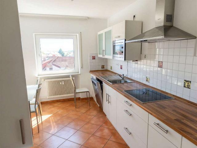 Gepflegte 3 Zimmerwohnung mit Königstuhlblick und Lift in bester Lage von Oftersheim