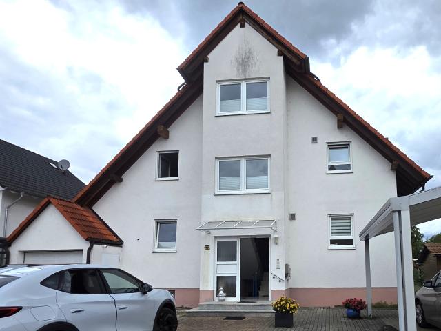 ~~ GEPFLEGTE 3 ZIMMER DACHGESCHOSSWOHNUNG MIT BALKON, KELLERRAUM UND STELLPLATZ ~~