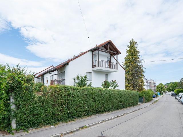 Gepflegte 3 Zimmer Dachgeschosswohnung mit zwei Bädern, Balkon und Tiefgaragenstellplatz