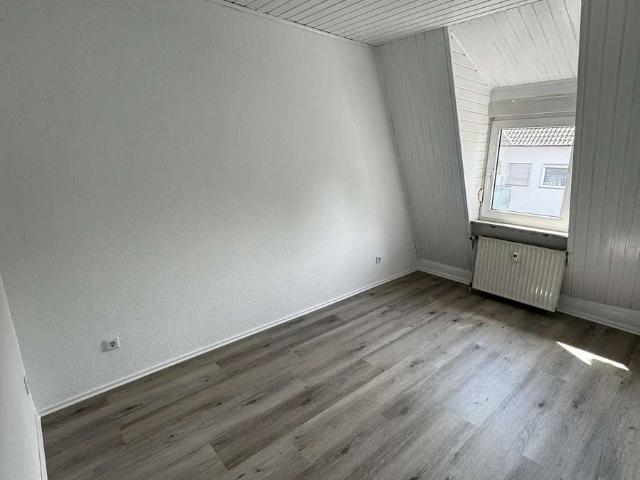 Gepflegte 3 Zimmer DG Wohnung 96 m² mit Einbauküche, Stellplatz & großem Keller