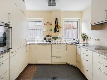 Gepflegte 3 Zimmer Eigentumswohnung mit Südwest Balkon & außergewöhnlicher Stellplatzsituation
