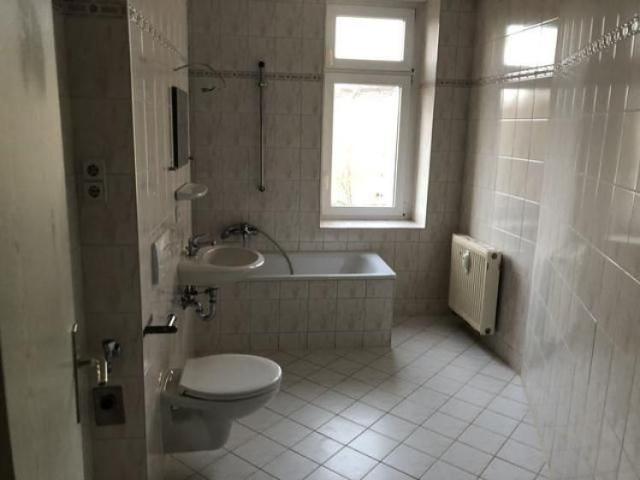 Gepflegte 3 Zimmer mit Laminat und Wannenbad in Uni und Zentrumsnähe
