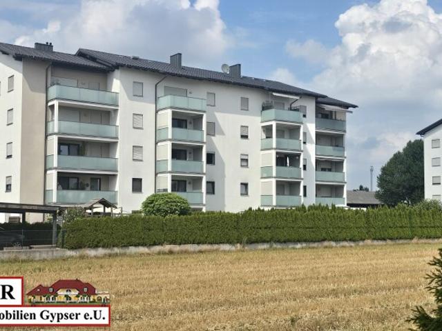 Gepflegte 3 Zimmer Wohnung mit Balkon & Carport!