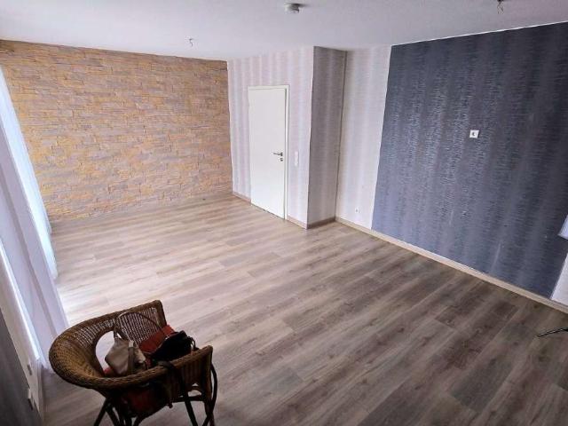 Gepflegte 3 Zimmer Wohnung mit Balkon, Garage und Klimaanlage in zentraler Lage