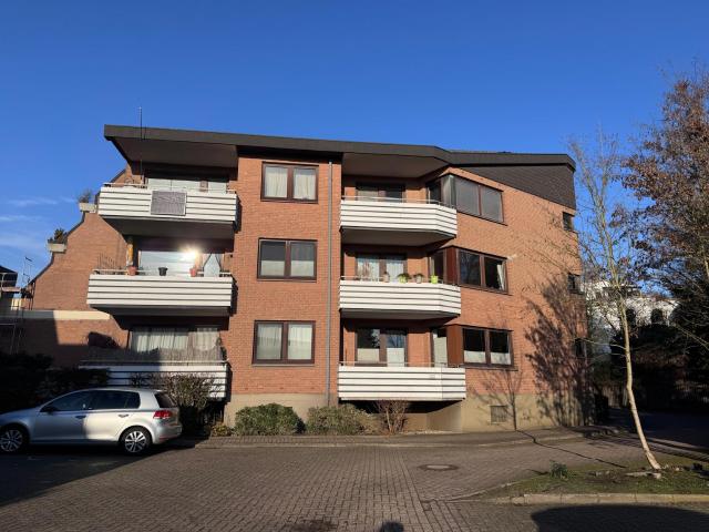 Gepflegte 3 Zimmer Wohnung mit Loggia im 2. Obergeschoss