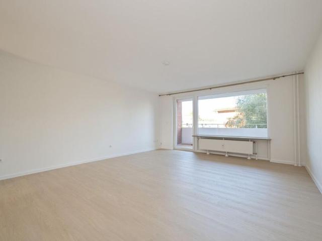 Gepflegte 3 Zimmer Wohnung mit Loggia und hauseigenem Schwimmbad in Henstedt Ulzburg