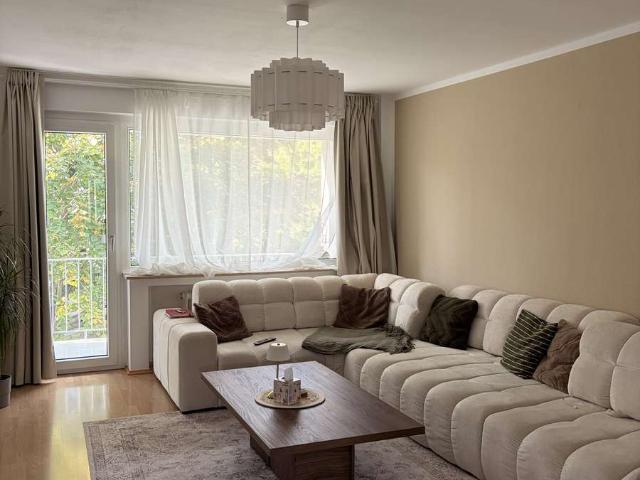 Gepflegte 3 Zimmer Wohnung mit Loggia zzgl. Arbeits/Gästezimmer und Toilette im DG