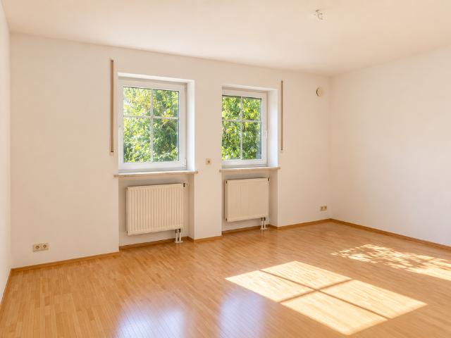 Gepflegte 3 Zimmer Wohnung mit überdachter Terrasse und Privatgarten im Straubinger Westen