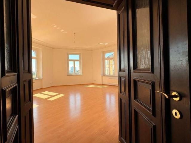 gepflegte 105m² Wohnung mit Stuck, Wanne, Dusche und Aufzug!
