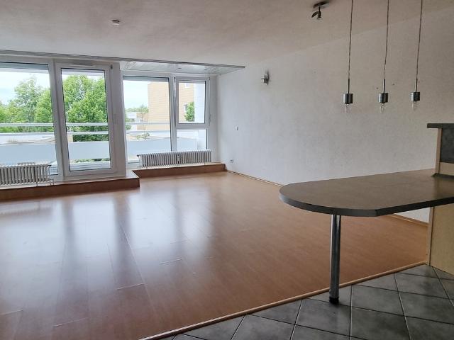Gepflegte 1,5 bis 2 Zi. Wohnung mit Aufzug, Balkon u. Stellplatz in Böblingen