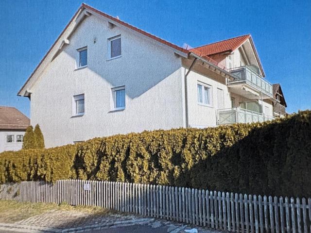 Gepflegte 2,5 Zimmer Dachgeschosswohnung mit Südbalkon, zwei Stellplätzen und Einbauküche