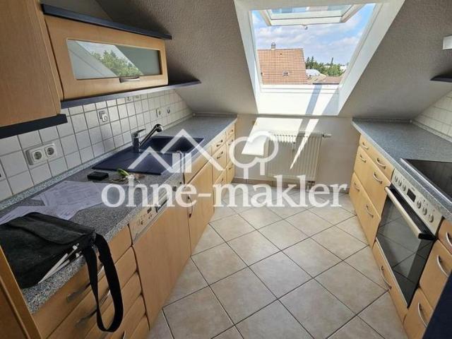 Gepflegte 2,5 Zimmer Dachgeschosswohnung mit Südbalkon, zwei Stellplätzen und Einbauküche
