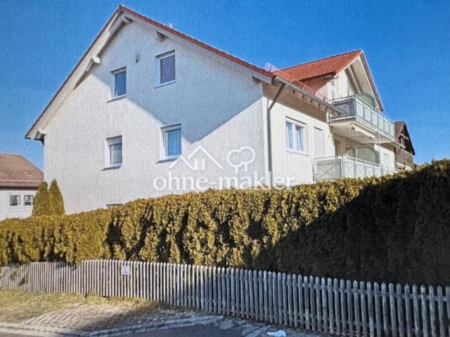 Gepflegte 2,5 Zimmer Dachgeschosswohnung mit Südbalkon, zwei Stellplätzen und Einbauküche