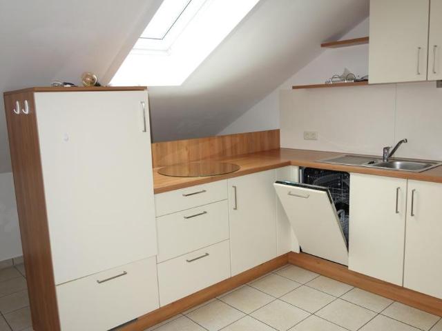 Gepflegte 2 Zi. Dachgeschoss Wohnung mit Einbauküche, 2 Balkonen und 2 Stellplätzen