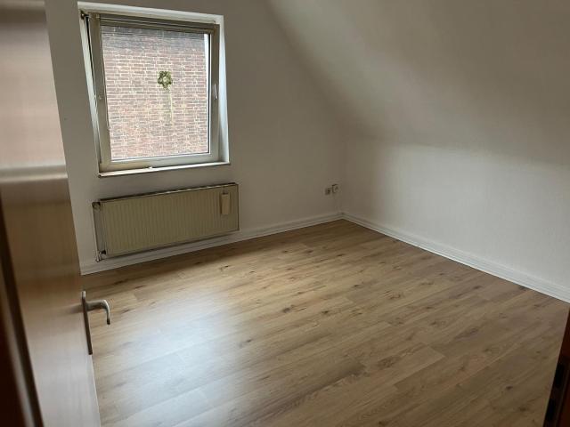 Gepflegte 2 Zimmer Dachgeschosswohnung in Oberhausen – ab 01.11.2026 zu vermieten