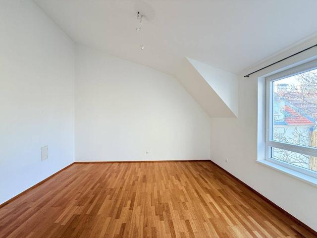 Gepflegte 2 Zimmer Dachgeschosswohnung in ruhiger aber gut angebundener Lage