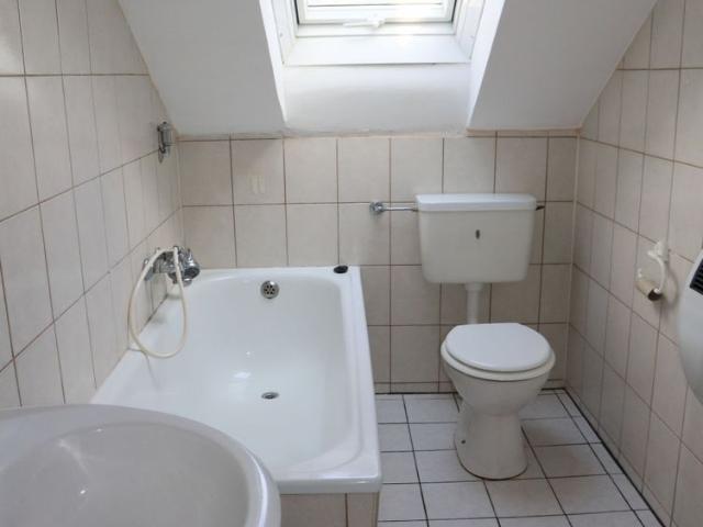 Gepflegte 2 Zimmer Dachgeschosswohnung. In ruhiger Lage