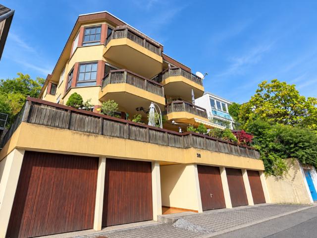 Gepflegte 2 Zimmer Dachgeschosswohnung mit EBK und Balkon in herrlicher, ruhiger Aussichtslage