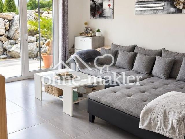 Gepflegte 2 Zimmer Souterrainwohnung mit separatem Eingang und großzügiger Terrasse