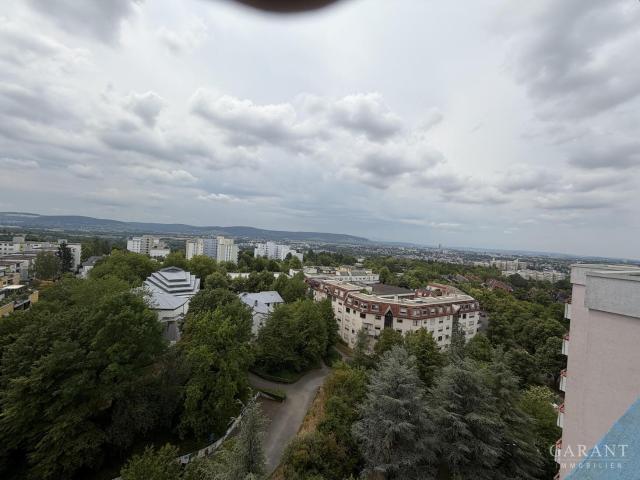 Gepflegte 2 Zimmer Wohnung im 11. Obergeschoss mit Balkon und Stellplatz