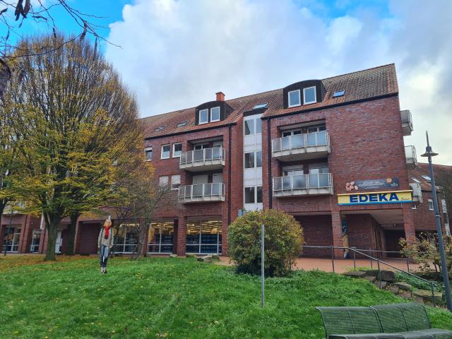 Gepflegte 2 Zimmer Wohnung mit Balkon in Wohn und Geschäftshaus mitten in Bönen zum 01.10.2026 frei