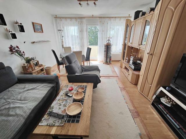 Gepflegte 2 Zimmer Wohnung mit großem Südbalkon und zwei Stellplätzen