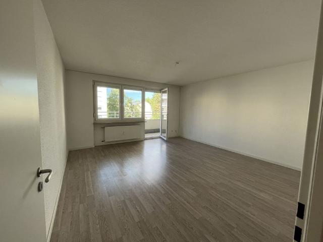 Gepflegte 2 Zimmer Wohnung mit großer Loggia, EBK, TG Sellplatz u. Aufzug