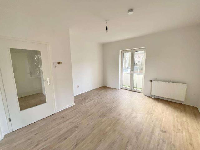 Gepflegte 2 Zimmer Wohnung mit französischem Balkon frei