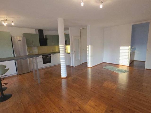 Gepflegte 2 Zimmer Wohnung mit Sonnenbalkon und PKW Abstellplatz