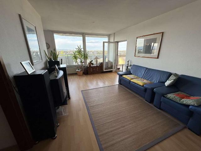 Gepflegte 2 Zimmer Wohnung mit überdachtem Balkon und Tiefgarage