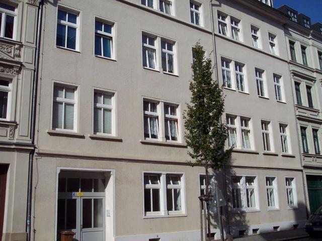 Gepflegte 2 Raum Wohnung mit Balkon und Tageslichtbad *WE01* – I.V.K. GmbH – Immobilien Leipzig