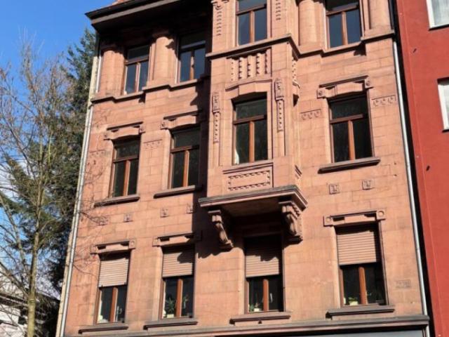 Gepflegte 4 ZKB Altbauwohnung mit Balkon im Regierungsviertel