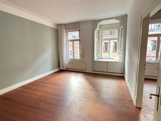 Gepflegte 4 ZKB Altbauwohnung mit Balkon im Regierungsviertel