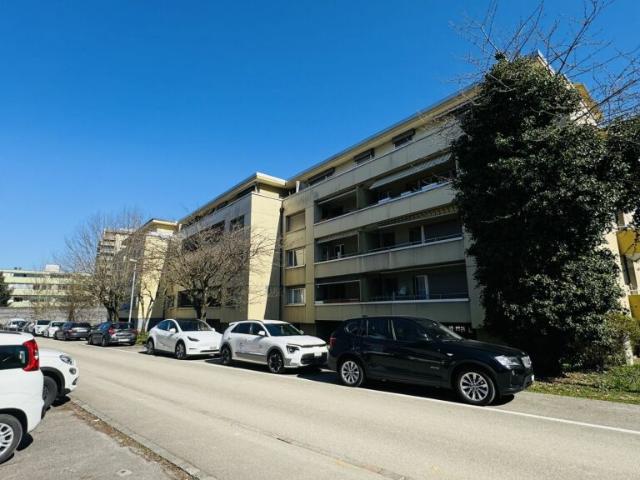 gepflegte 4 Zimmerwohnung im Hochparterre mit Balkon per sofort